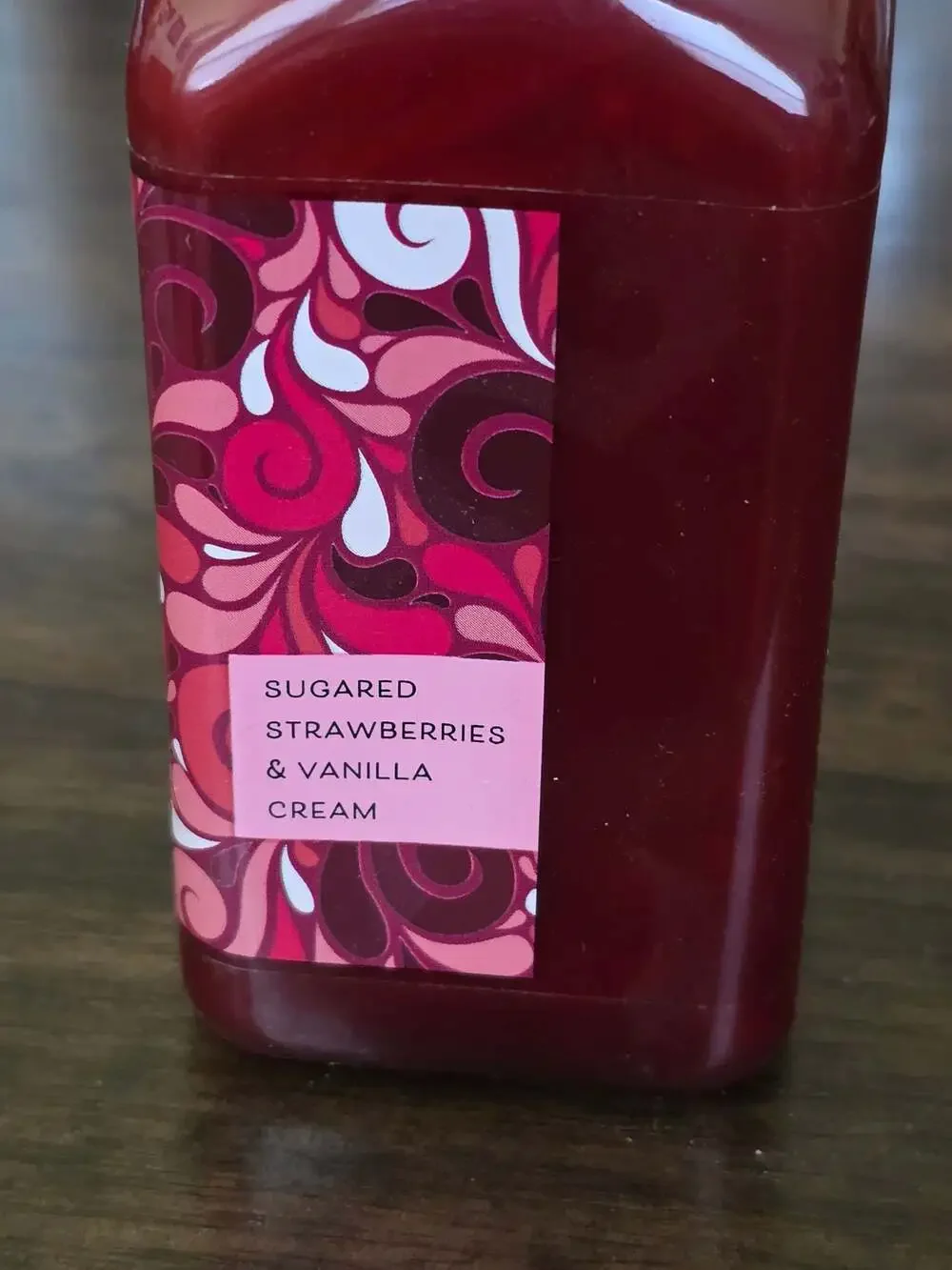 New Bath & Body Works Nourishing Hand Soap Strawberries & Cream with Coconut Mil